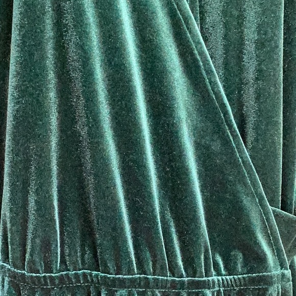 Elegant Green Velvet Wrap Dress - Picture 3 of 4
